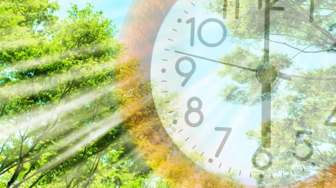 Часовник и дървета, символизиращо смяната на времето и влиянието върху циркадния ритъм на бебетата и децата. Консултации за подготовка при смяна на часовника, за да се избегнат проблеми със съня.